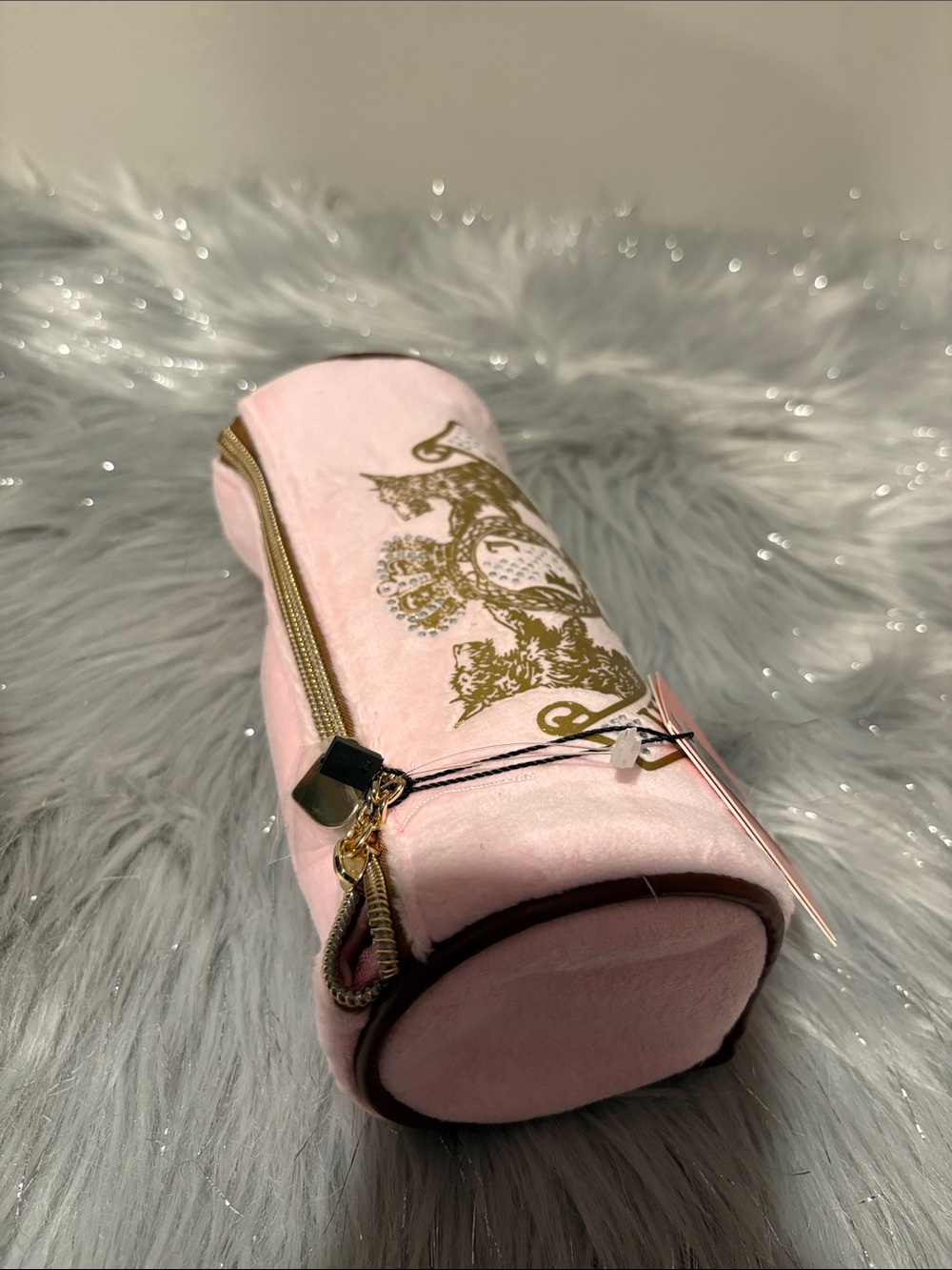 BNWT Juicy Couture Pink Velvet Cosmetic Pouch with Gold Crest - Picture 2 of 5